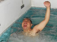 金メダルをとった瞬間のRG。プールサイドでは生徒たちが応援。