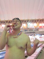 あるあるオリンピックで金メダルをとったレイザーラモンRG。うしろにはRGを応援するファンたち。