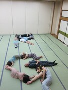 認定式前には生徒と先生が一緒になって面白写真撮影会。写真は人文字の「RG」。
