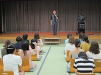 緊張感漂うあるある認定証授与式。全員一礼してから檀上にあがるなど真剣恭しく式に参加。