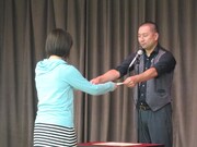 1人1人の目を見て認定証を渡すRG先生。