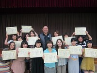 レイザーラモンRGのツアー「RGの福島スパリゾートハワイアンズでリゾートせずに真夏のあるある合宿1泊2日！」で、あるある3級スペシャリスト認定され、喜びの参加者たち。