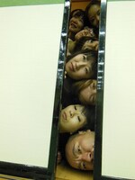 ふすまからご飯を狙う妖怪たち。