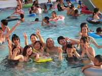 プールを全力で楽しむあるある御一行。