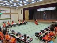 あるある合宿では全員があるあるを発表。発表者は前に出てあるあるを独り占め。