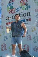 夏フェス「a-nation」にシークレットゲストとして出現したスギちゃん。