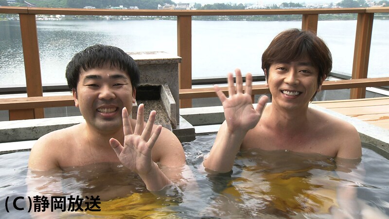 クイズバラエティ番組「世界遺産へ！ 神秘の富士山 な～るほどトラベラーズ」でMCを務めるフットボールアワー。写真は河口湖温泉での一場面。(c)静岡放送