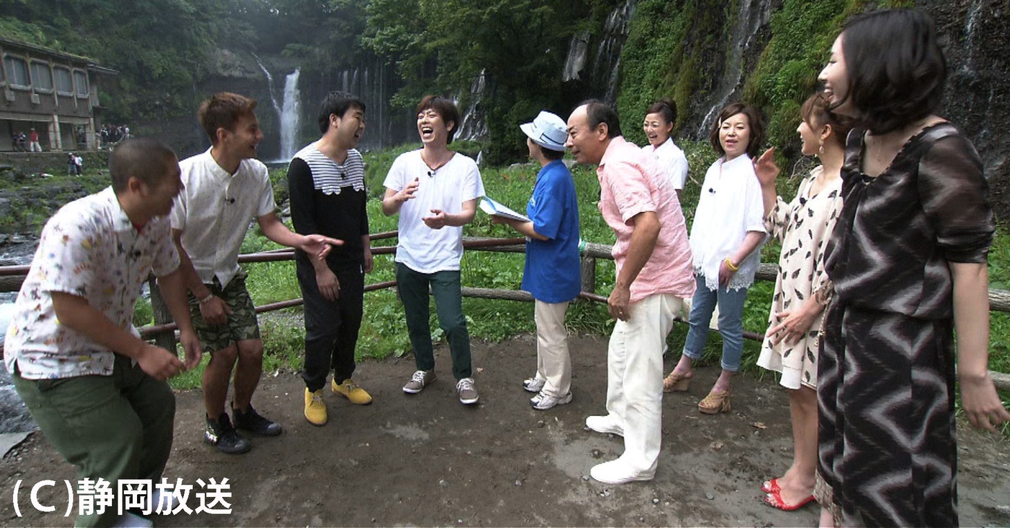 国の天然記念物「白糸の滝」にて。(c)静岡放送
