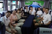 富士山周辺スポットをバスで巡るメンバー。(c)静岡放送