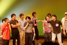 オープニングトークで最近の賞レースでの不調を嘆き、相方・長浜（左端）にも怒りの矛先を向けるキャン×キャン玉城（前列右端）。