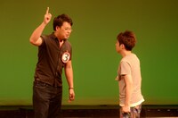 アルコ＆ピース平子（左）とかもめんたる槙尾（右）。平子が歌のお兄さんを演じているところに、槙尾が「収録中に事故で他界した子供の霊」として登場。完成度の高いストーリーを紡いだ。