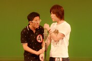 ダブルブッキング黒田（左）と風藤松原・松原（右）。「漫才をしたことがない」と怯える黒田は、巧妙なアドリブを繰り出す松原を「あんた天才だよ！」と称賛した。