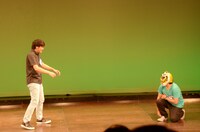 キャン×キャン玉城（左）とアルコ＆ピース酒井（右）。「ヒーローインタビュー」という設定だったが、なぜか最後までお互いに距離を置いたままだった。