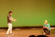 キャン×キャン玉城（左）とアルコ＆ピース酒井（右）。「ヒーローインタビュー」という設定だったが、なぜか最後までお互いに距離を置いたままだった。