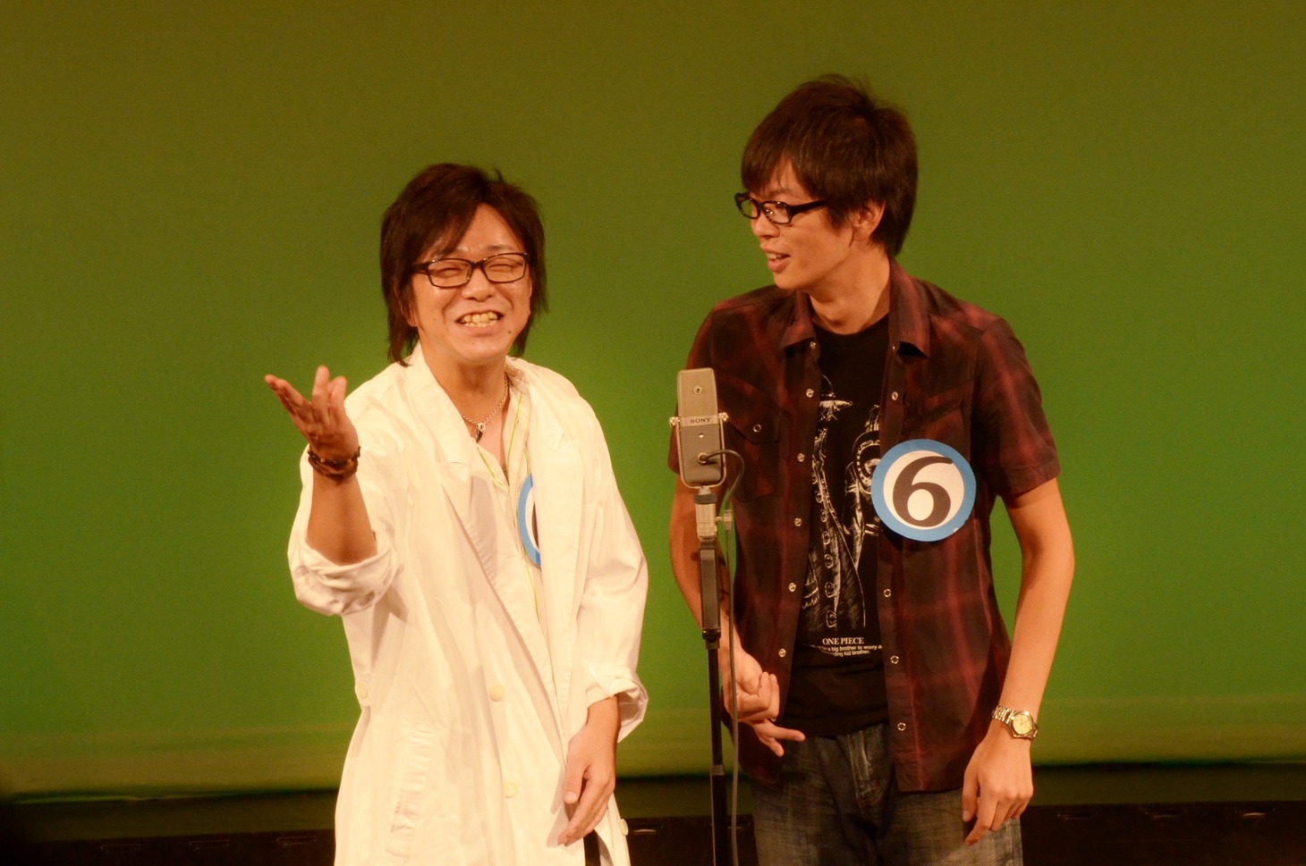 風藤松原・風藤（左）と磁石・永沢（右）によるキャバクラ好きコンビ「キャバックラーズ」。白衣の衣装を着ることになった風藤がきっちり医者キャラをものにしていた。