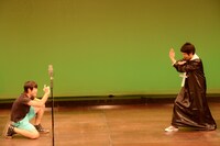 オジンオズボーン篠宮（左）とダブルブッキング川元（右）。設定に従った結果「神父の写真撮影」という珍しいシチュエーションで漫才コントが展開され、篠宮がカメラマンとなって「十字架、二十字架、三十字架！」という掛け声で被写体・川元に向きあった。