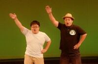 タイムマシーン3号・関（左）と三拍子・久保（右）の「久保関（くぼぜき）」。オリエンタルラジオの「武勇伝」のパロディ「デ武勇伝」を披露した後、設定の通り見事ボーイズラブ展開に持ち込んだ。