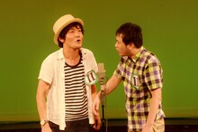 タイムマシーン3号・山本（左）とオジンオズボーン高松（右）。「キャラが1つずつほしい」とさまざまなキャラ設定を提案した。