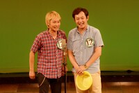 マシンガンズ。シャッフルユニットでもなく、抽選で決まった設定も「時事漫才」と1組だけ通常どおりの戦いが強いられたが、西堀（右）が小道具の洗面器を随所に使いながら、最後には「MAXめんどくせえ！」で締めた。