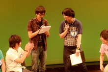 「このままの名前でいいのか」「曲を出す計画はどうなっているのか」などFKDの数々の問題点が議題に上がったトークコーナーの一場面。マシンガンズ西堀の提案「みんなで『仮装大賞』に出ようよ！」には一同賛成した。