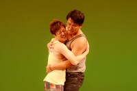 決勝戦のアルコ＆ピース平子（右）とかもめんたる槙尾（左）。男同士の痴話喧嘩のあげく、最終的にはタンクトップで抱擁するハッピーエンドとなった。