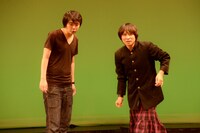 決勝戦の磁石・佐々木（左）とトップリード新妻（右）。洋服屋の設定で佐々木が客、和賀が店員役。