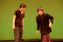 決勝戦の磁石・佐々木（左）とトップリード新妻（右）。洋服屋の設定で佐々木が客、和賀が店員役。