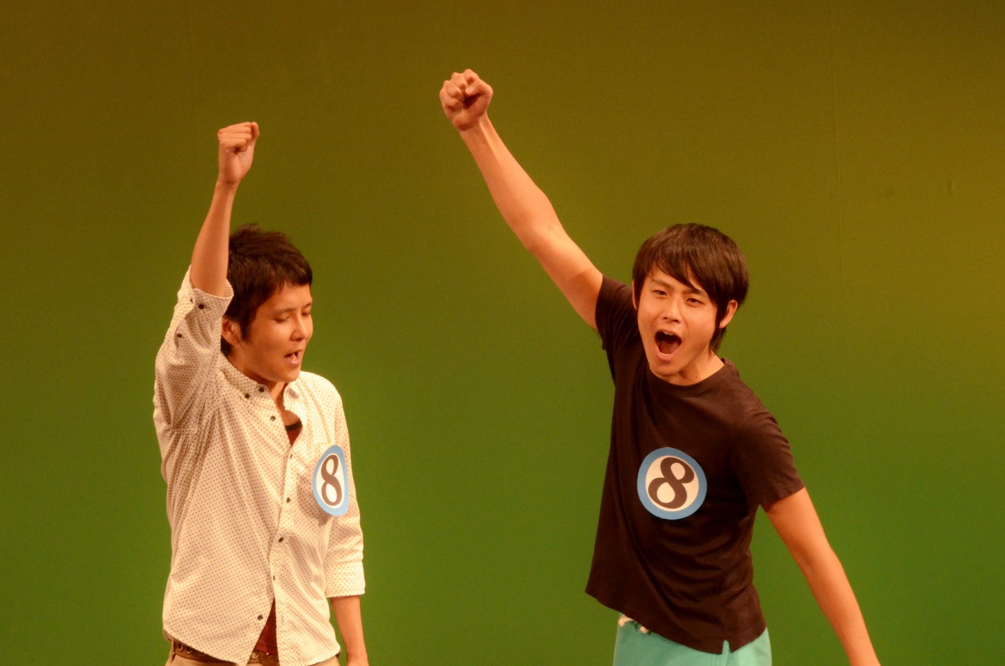 「FKD48 企画 LIVE ～一心同体～」の「真夏の即興ネタトーナメント」で優勝が決定した瞬間のオジンオズボーン篠宮（右）とダブルブッキング川元（左）。