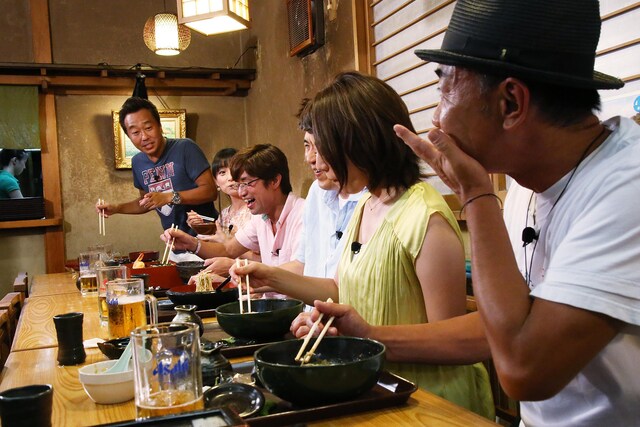 そば屋での一場面。(c)テレビ東京