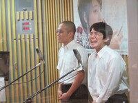 ラジオブースでダンスネタを披露したラブレターズ。