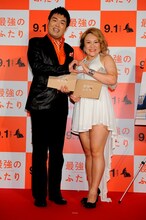 映画「最強のふたり」プレミア試写会に登場したフォーリンラブ。(c)2011 SPLENDIDO / GAUMONT / TF1 FILMS PRODUCTION / TEN FILMS / CHAOCORP