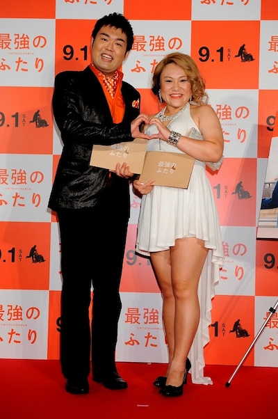 映画「最強のふたり」プレミア試写会に登場したフォーリンラブ。(c)2011 SPLENDIDO / GAUMONT / TF1 FILMS PRODUCTION / TEN FILMS / CHAOCORP