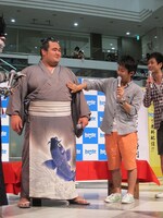 琴奨菊と並ぶ菅。