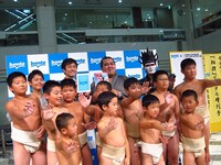 ちびっこ相撲の子供達と記念撮影。