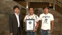 写真左から、内村光良、さまぁ～ず三村、さまぁ～ず大竹。「内村さまぁ～ず」40巻目のDVDリリースでギネス世界記録に認定された。 (C)2012  内村さまぁ～ず製作委員会 / Aniplex Inc.