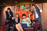 DVD「BAKA SOUL」発売記念会見に出席した（前列左から）MATSU（EXILE）、小籔千豊、（後列左から）2700、豊満乃風・デブ旦那（ダイノジ大地）、豊満乃風・GOHAN-KUN（どりあんず平井）、豊満乃風・RED  CURRYRICE（デッカチャン）、エハラマサヒロ。