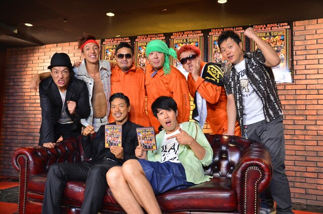 DVD「BAKA SOUL」発売記念会見に出席した（前列左から）MATSU（EXILE）、小籔千豊、（後列左から）2700、豊満乃風・デブ旦那（ダイノジ大地）、豊満乃風・GOHAN-KUN（どりあんず平井）、豊満乃風・RED  CURRYRICE（デッカチャン）、エハラマサヒロ。