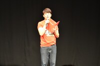 「キングオブコント2012」準決勝1日目のMCを務めたあべこうじ。