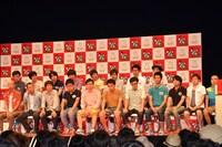 「キングオブコント2012」決勝進出者8組。前列左から、バイきんぐ、銀シャリ、夜ふかしの会、かもめんたる、後列左から、うしろシティ、トップリード、さらば青春の光、しずる。