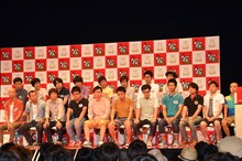 「キングオブコント2012」決勝進出者8組。前列左から、バイきんぐ、銀シャリ、夜ふかしの会、かもめんたる、後列左から、うしろシティ、トップリード、さらば青春の光、しずる。