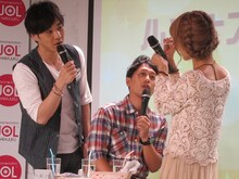 つけまつげを珍しそうにジロジロ見るライセンス。