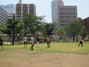 缶蹴りで遊ぶ参加者たち。