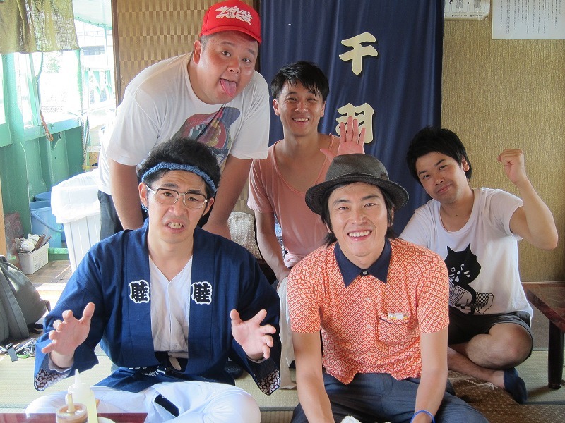 屋形船企画「保っつぁんと料理長による無礼講屋形船大宴会企画!!」に参加した保っつぁん、しずる村上、ジューシーズ。