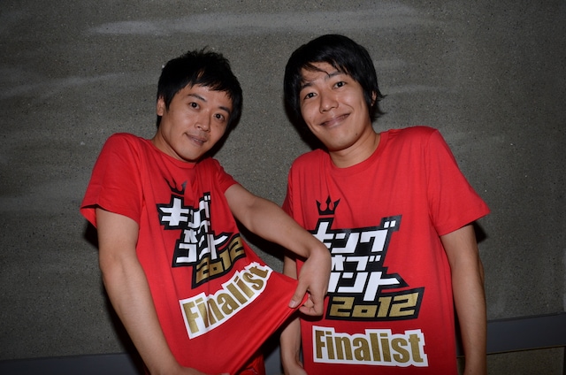 「キングオブコント2012」ファイナリストのうしろシティ。左が金子学、右が阿諏訪泰義。