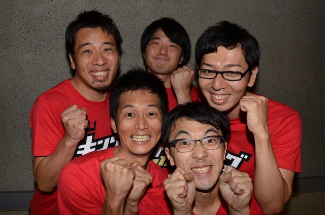 「キングオブコント2012」ファイナリストの夜ふかしの会。写真左上から時計回りに、原慎一、砂川禎一朗、鬼頭真也、大重わたる、三宅十空。