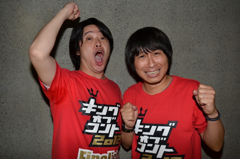 「キングオブコント2012」ファイナリストのトップリード。左が和賀勇介、右が新妻悠太。