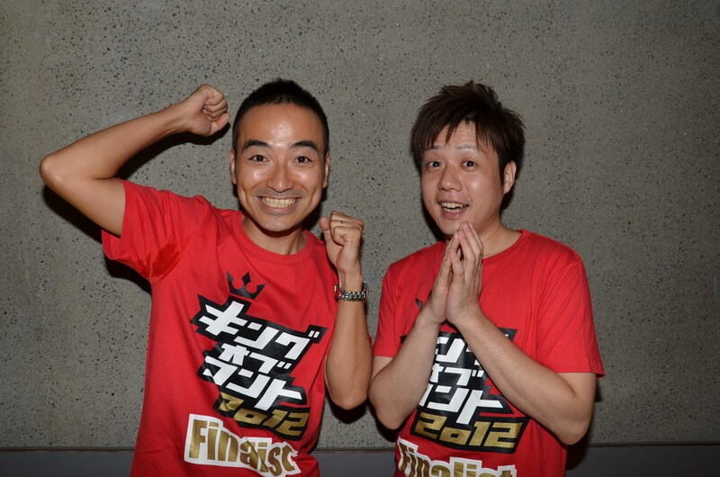 「キングオブコント2012」ファイナリストのかもめんたる。左が岩崎う大、右が槙尾ユウスケ。