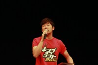 「キングオブコント2012」準決勝2日目のMCを務めたあべこうじ。