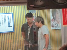 漫才を披露するアルコ＆ピース。