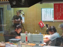 ブースの中のアルコ＆ピース。後ろにいるのはNOTTVの外国人スタッフ。